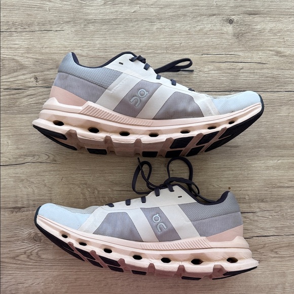 On Running Running Shoes - Picture 1 of 11